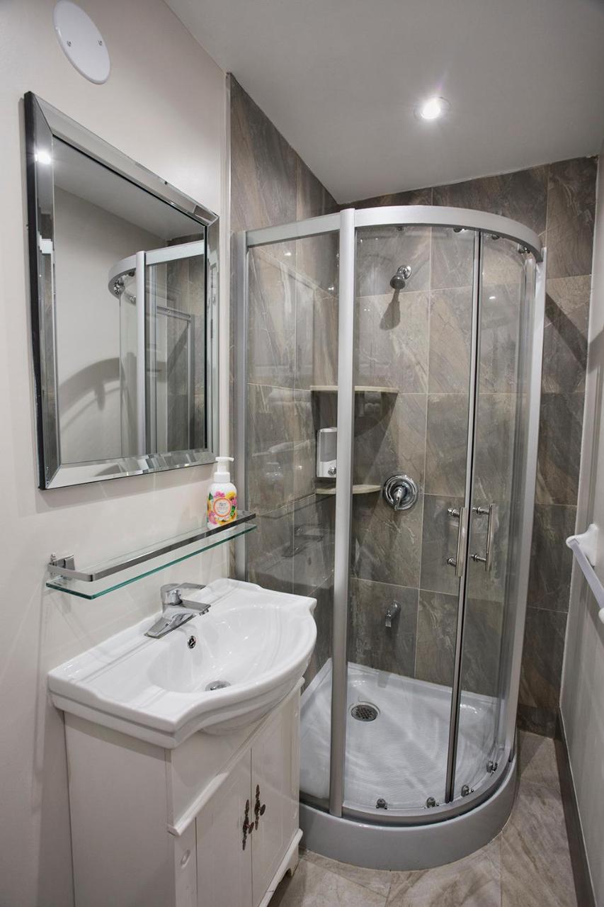 Toronto Rooms And Suites ภายนอก รูปภาพ