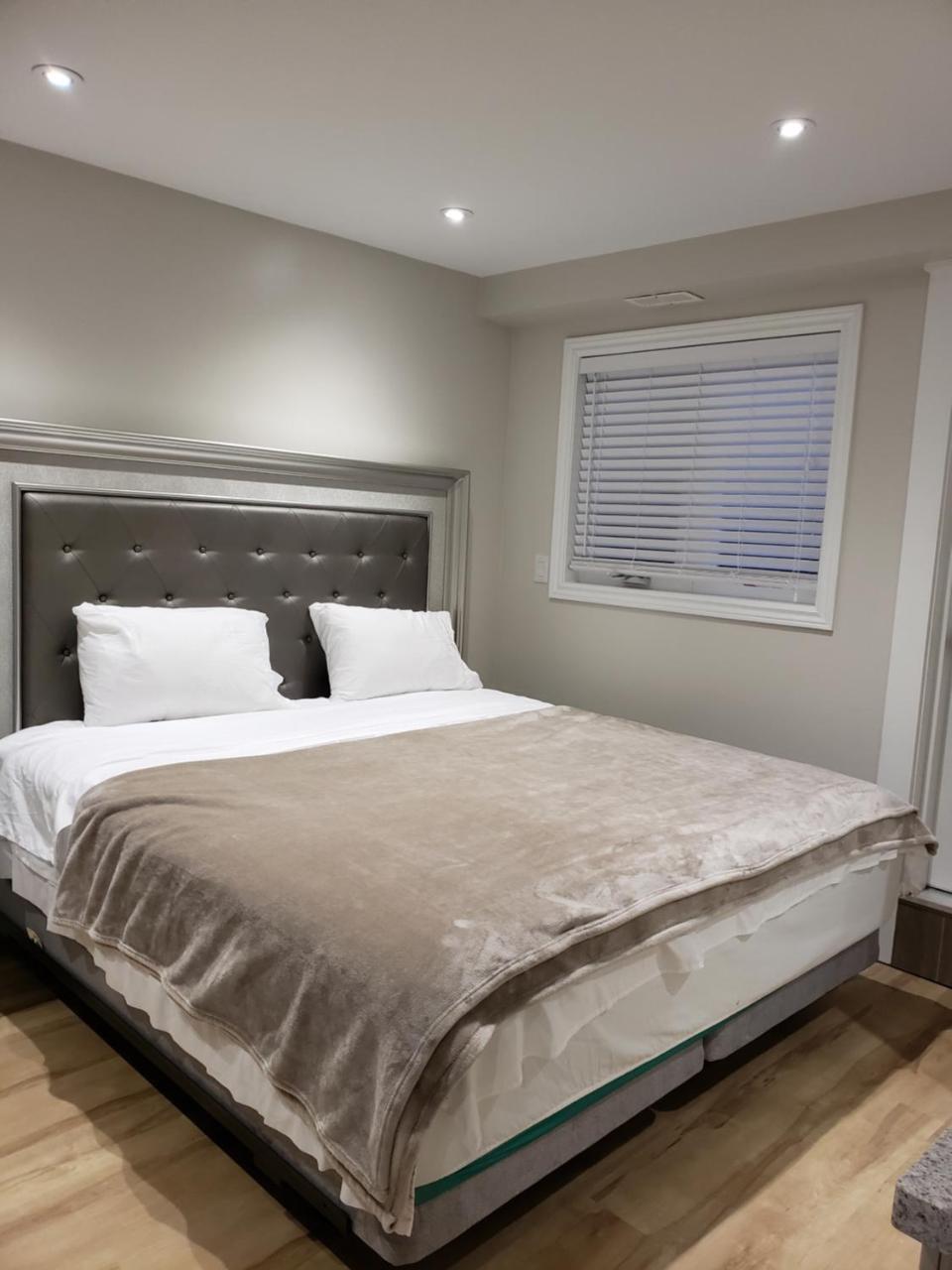 Toronto Rooms And Suites ภายนอก รูปภาพ